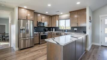 Frigorifero, microonde, forno, piano cottura