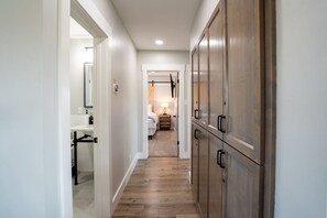 6 habitaciones, tabla de planchar con plancha y wifi gratis 