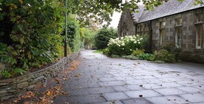 المنطقة المحيطة بالمنشأة