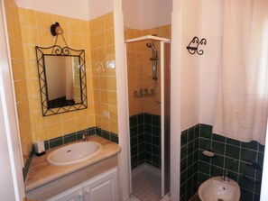 Een douche, een bidet, zeep, toiletpapier