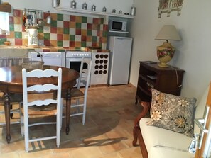Réfrigérateur, four à micro-ondes, un four, surface de cuisson
