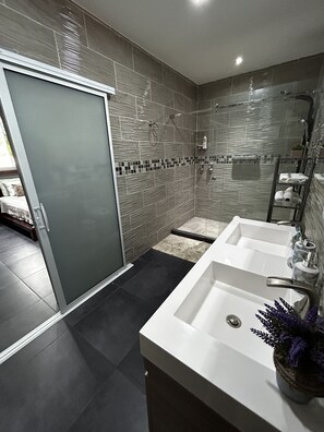 Dusch, hårtork, bidé och handdukar