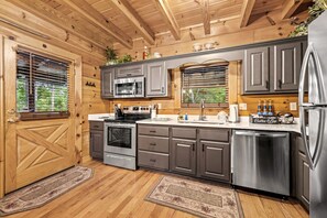 Kjøleskap, mikrobølgeovn, ovn og kokeplater