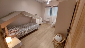 4 sovrum, skrivbord, strykjärn/strykbräda och gratis wi-fi
