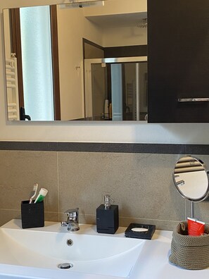 Sèche-cheveux, serviettes fournies, savon, papier toilette