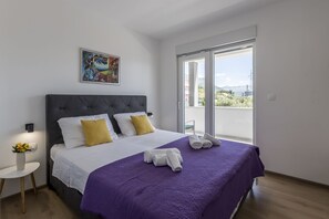 4 bedrooms, in-room safe, desk, iron/ironing board