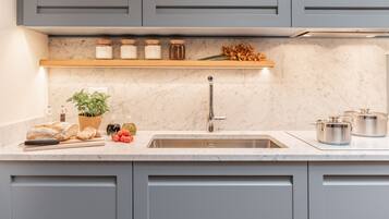 Geladeira, micro-ondas, fogão, lava-louças