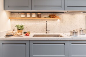 Kühlschrank, Mikrowelle, Ofen, Geschirrspüler