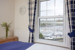 4 habitaciones, escritorio, tabla de planchar con plancha y internet 