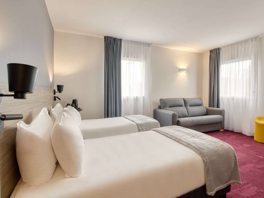 Cofres nos quartos, cortinas blackout, quartos à prova de som