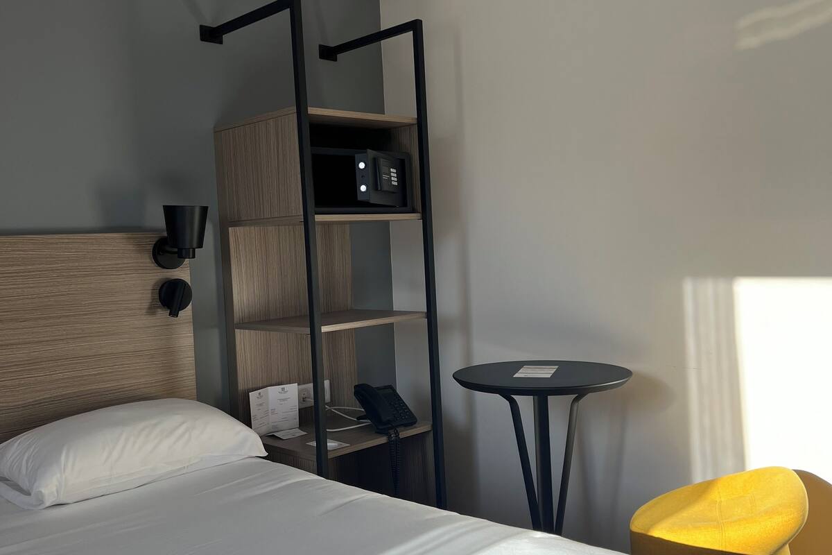 standard room, 1 double bed, non smoking | in-room safe, blackout curtains, soundproofing, iron/ironing board