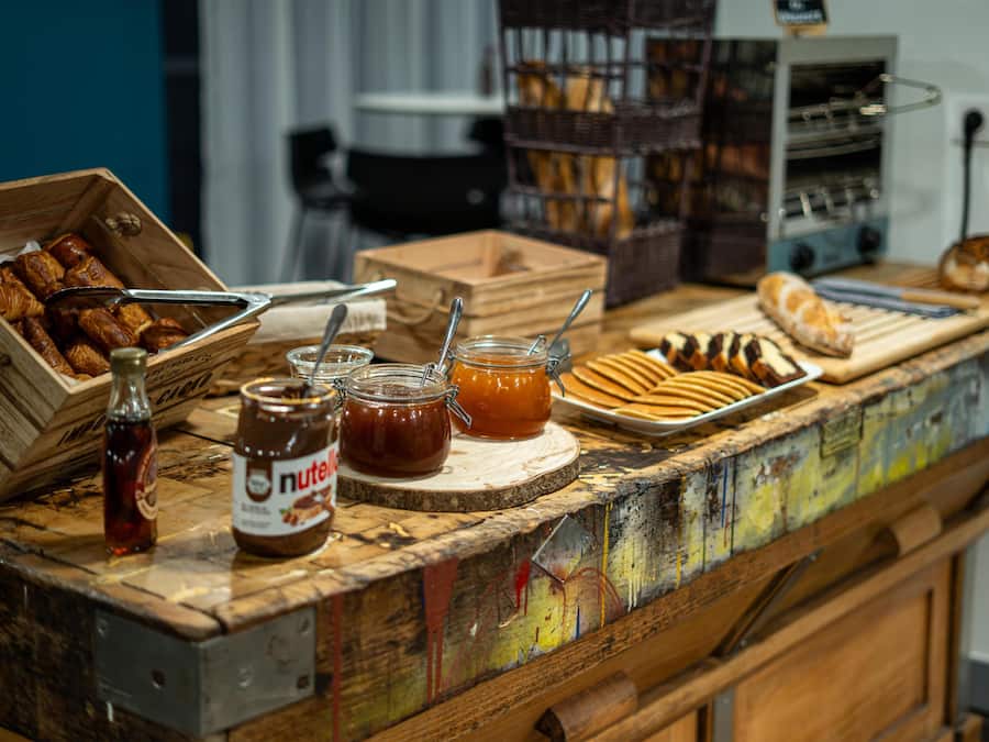 Café da manhã com buffet todos os dias mediante uma taxa