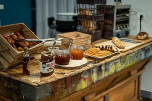 A breakfast buffet with pastries, jams, and a bread slicer. - Sure Hotel by Best Western Les Portes de Montauban (Bressols)