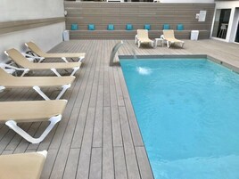 Una piscina al aire libre