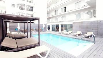 Una piscina al aire libre