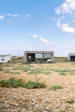 Exterior - El Ray by Bloom Stays  -  designer house on the beachfront, a great location! (Dungeness)