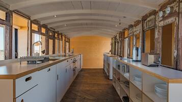 Réfrigérateur, four, lave-vaisselle, cafetiÚre/bouilloire