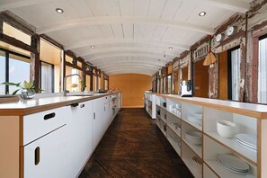 Coffee/tea maker, fridge, oven, dishwasher - El Ray by Bloom Stays  -  designer house on the beachfront, a great location! (Dungeness)