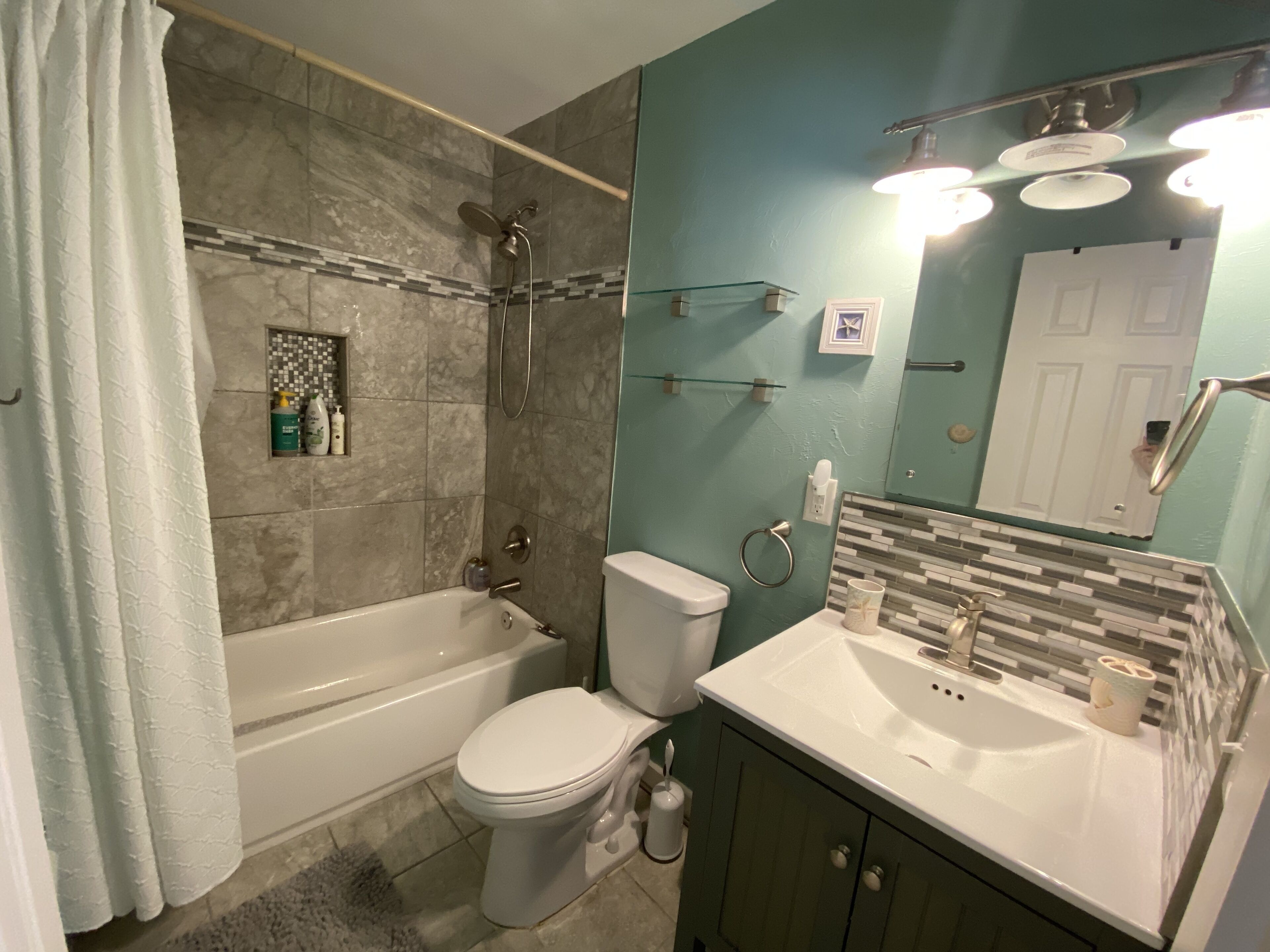 Bañera con ducha, secador de pelo, toallas, papel higiénico