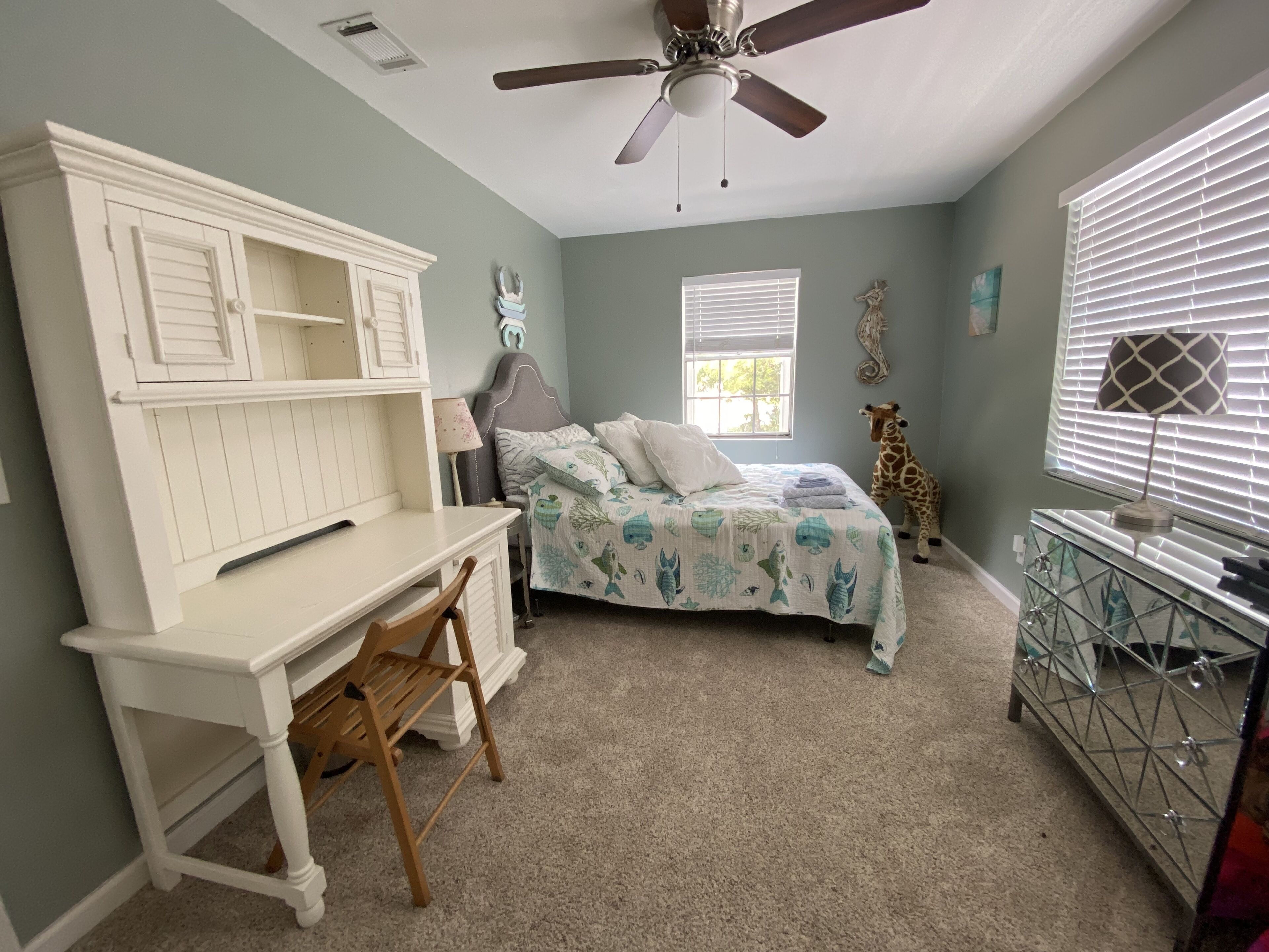 2 quartos, escrivaninha, ferros/tábuas de passar roupa