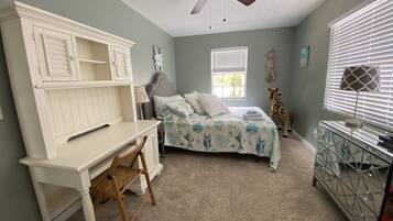 2 quartos, escrivaninha, ferros/tábuas de passar roupa