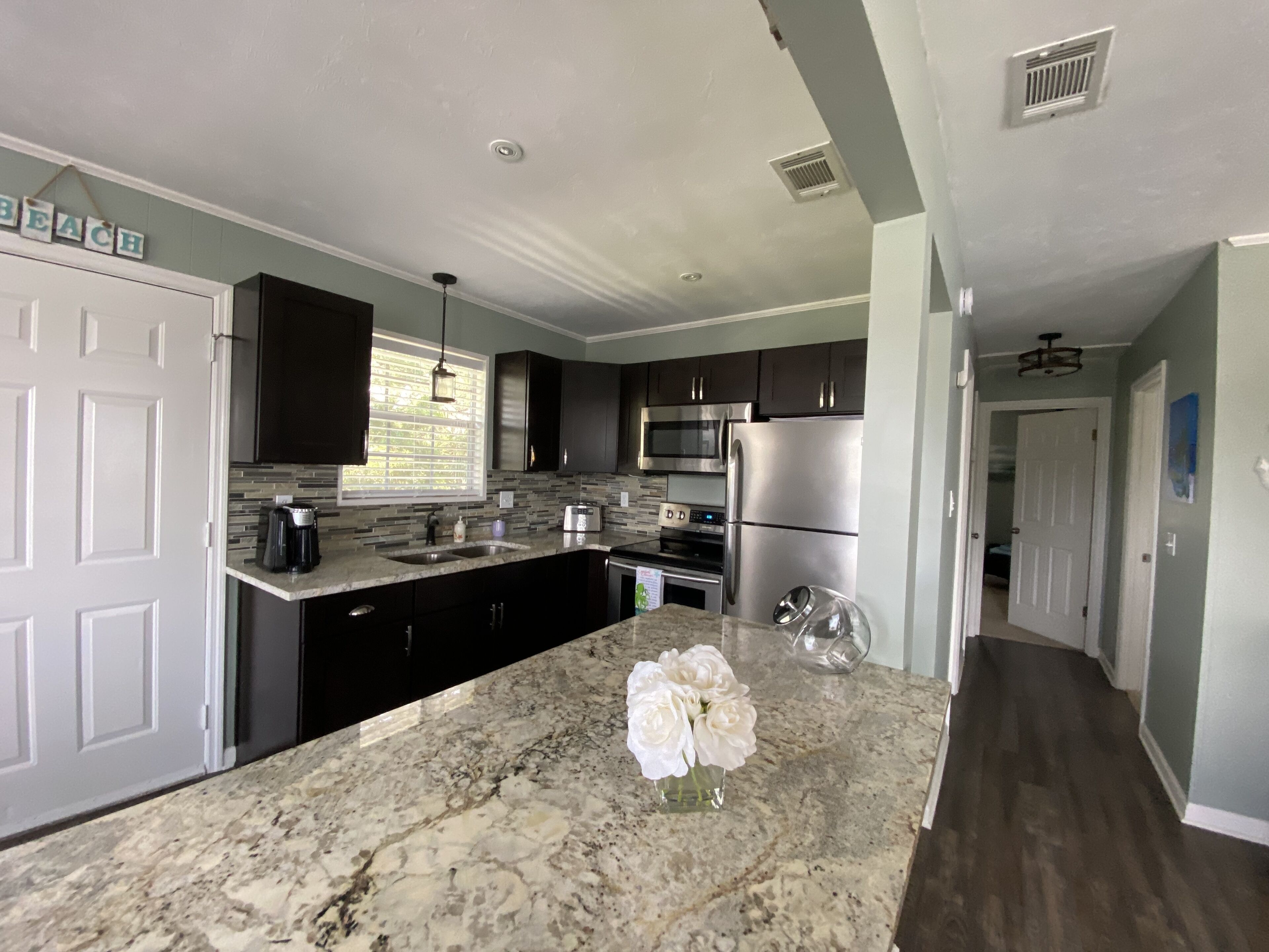 Geladeira, micro-ondas, fogão, cooktop