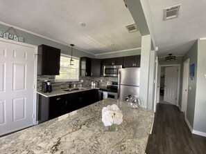 Kylskåp, mikrovågsugn, ugn och spishäll