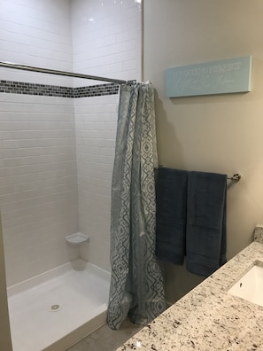 Douche, séchoir à cheveux, serviettes fournies, savon
