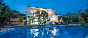 Villa Evergreen with Pool