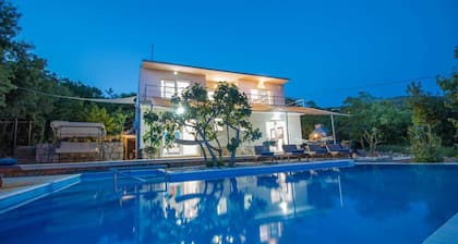 Villa Evergreen mit Pool