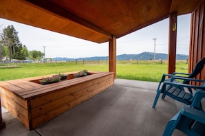 Terrace/patio - The Cascade Mountain-View Retreat (Fort Klamath)