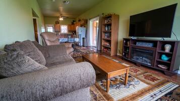 Takka, DVD-soitin, kirjoja