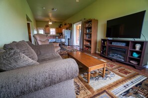 Kamin, DVD-Player, Bücher