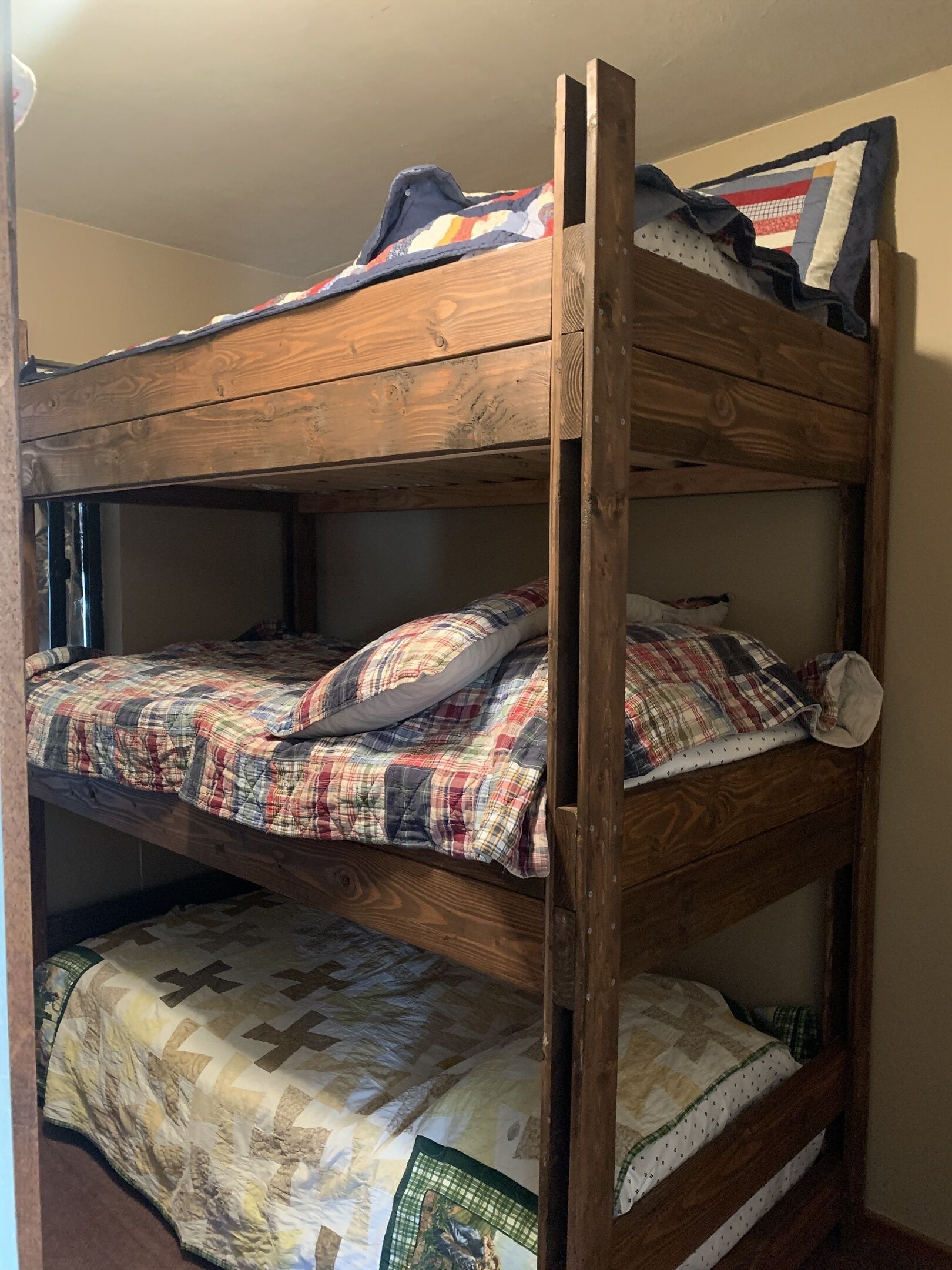 COZY home just across the street from the Columbia River and boat launch.