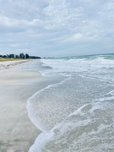 Updated Townhome, Secluded Beach + Pool