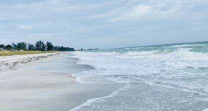 Updated Townhome, Secluded Beach + Pool