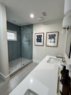 Combined shower/tub, jetted tub, hair dryer, towels