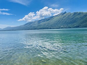 A clear lake with a mountain in the background. - La Maison au Bord du lac du Bourget (Brison-Saint-Innocent)