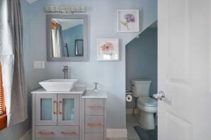 Douche, sèche-cheveux, serviettes fournies, papier toilette