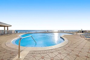 Piscina all'aperto, una piscina riscaldata