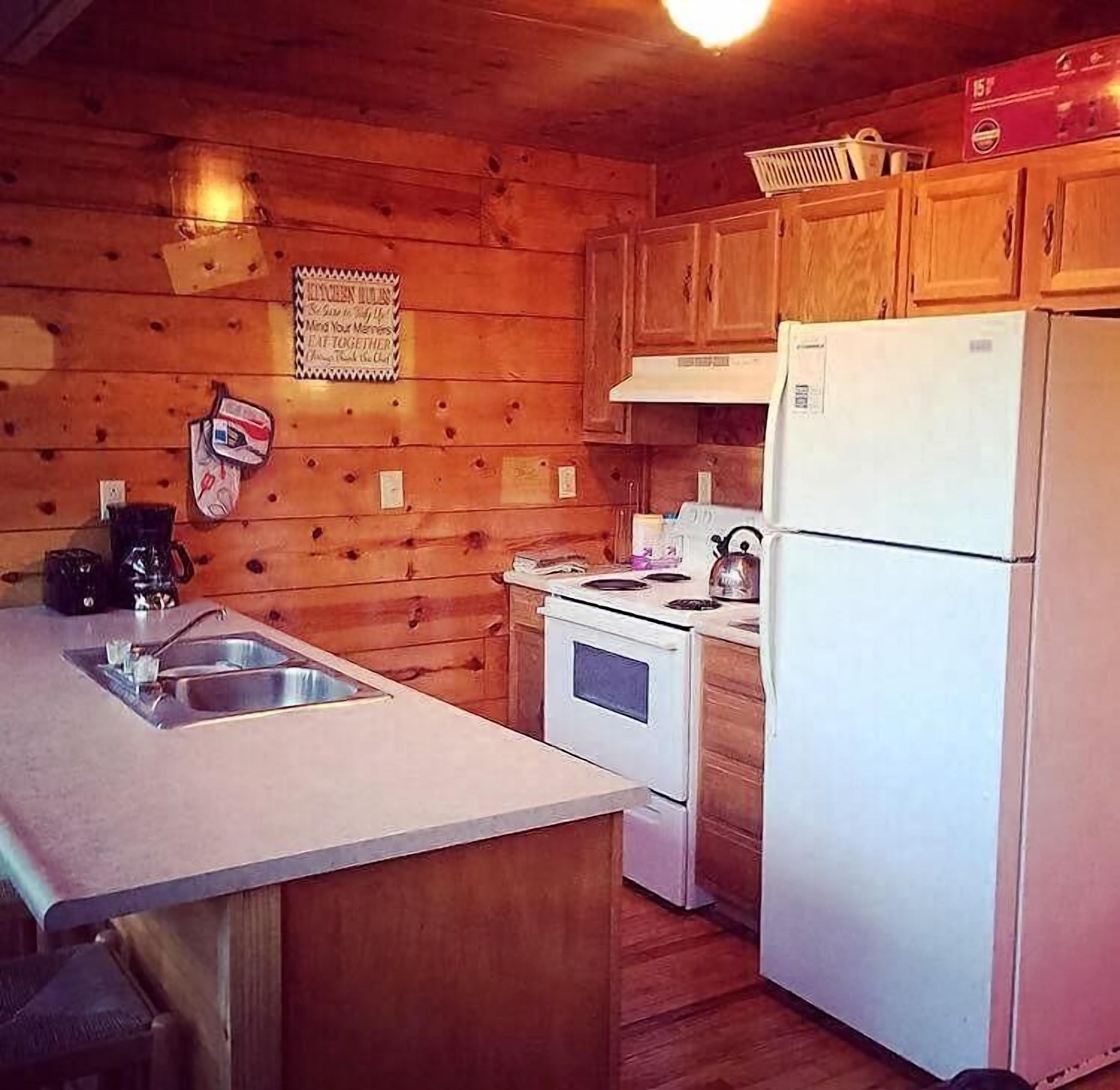 Cave Hollow Cabin with a hot tub and wi-fi