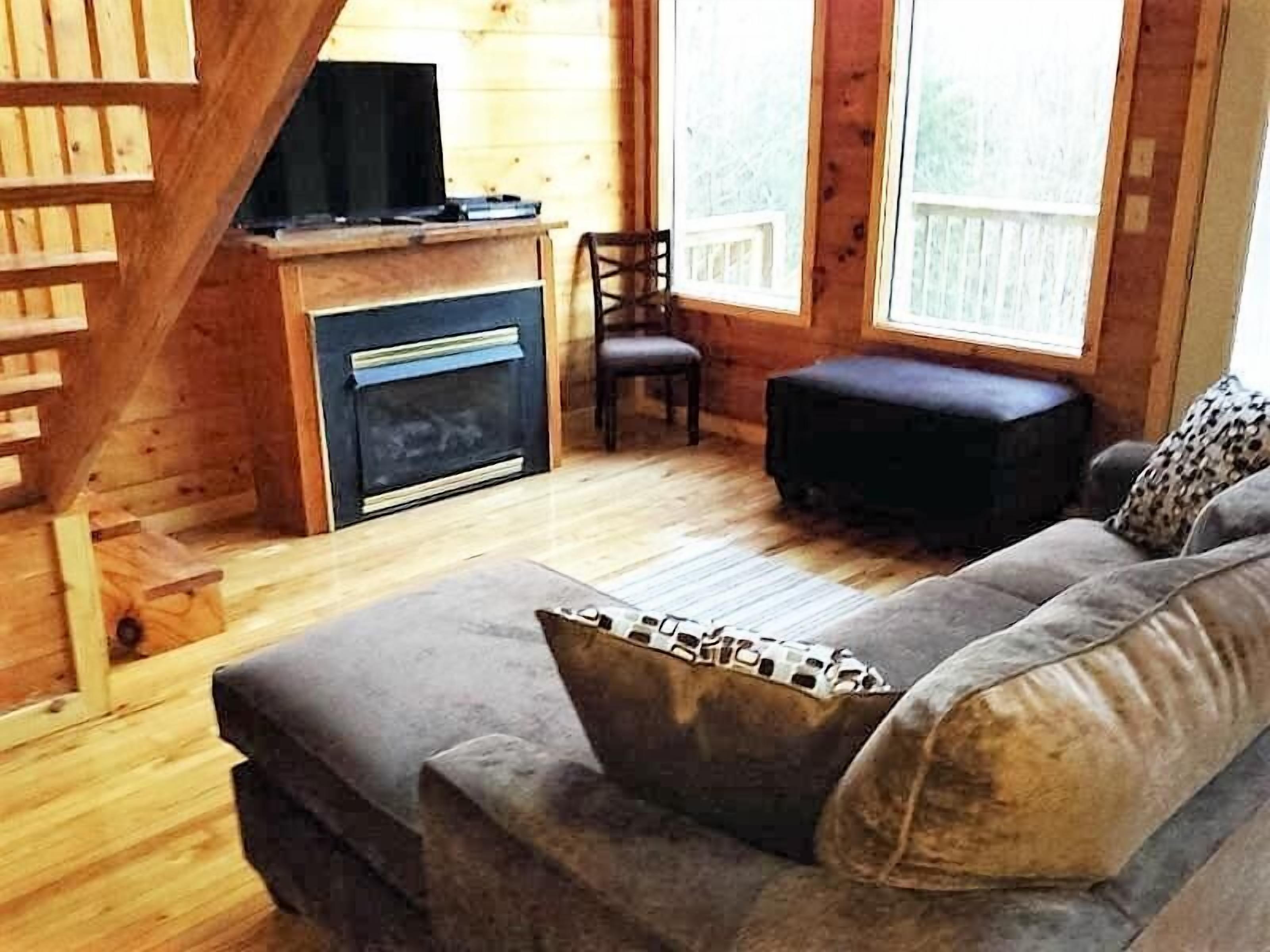 Cave Hollow Cabin with a hot tub and wi-fi