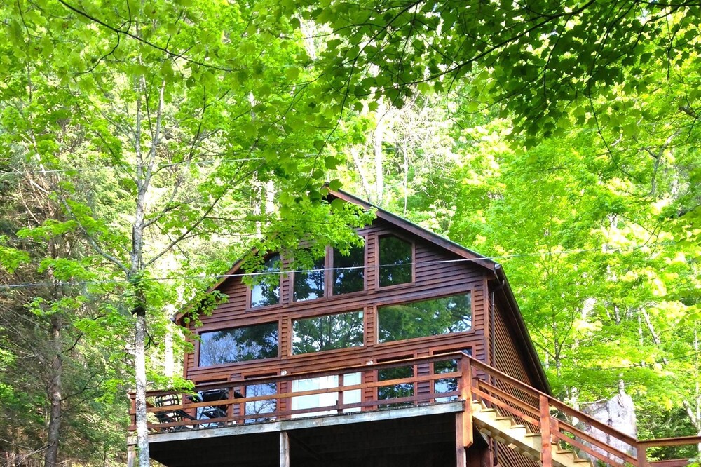 Cave Hollow Cabin with a hot tub and wi-fi