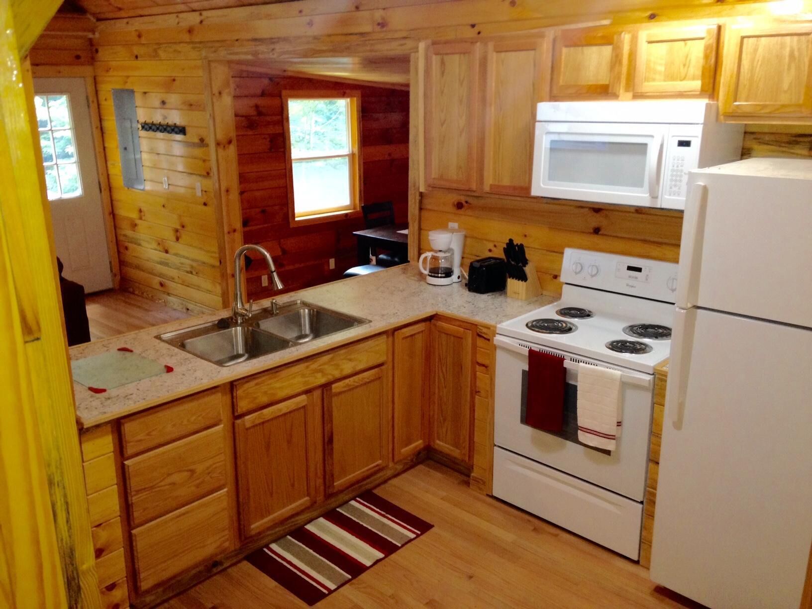 Stunning 3 bedroom cabin in Cave Hollow with hot tub and internet