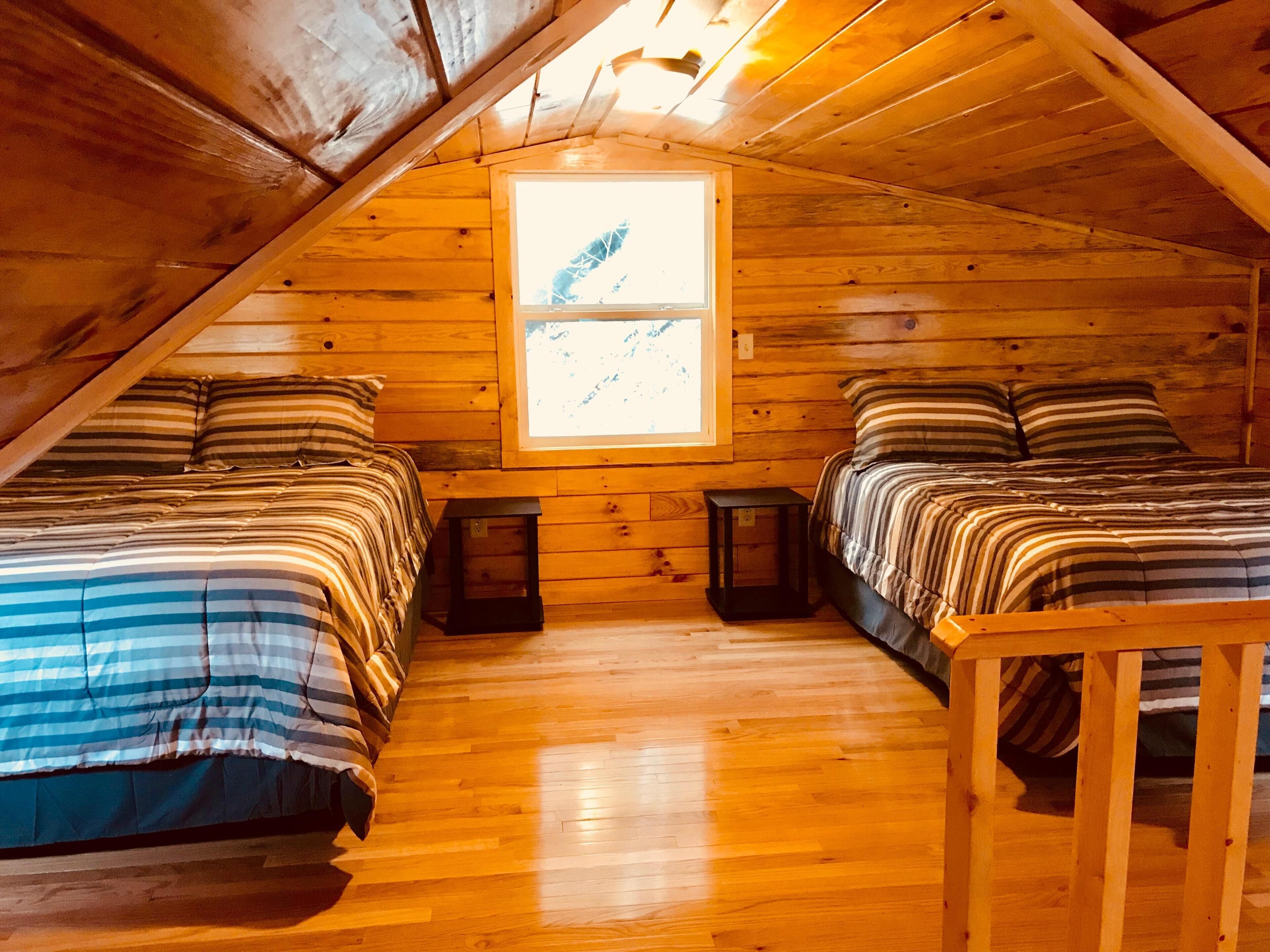 Stunning 3 bedroom cabin in Cave Hollow with hot tub and internet