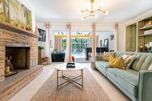 Télévision, cheminée