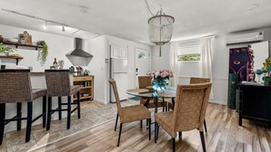 Dining - Relax & Recharge- Heated Pool & Hot Tub minutes to Siesta Beach and Downtown (Sarasota)