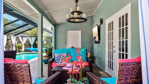 Pool - Relax & Recharge- Heated Pool & Hot Tub minutes to Siesta Beach and Downtown (Sarasota)