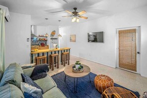 Una televisión de pantalla plana