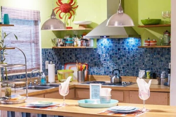 Køleskab, mikrobølgeovn, kogeplade, kaffe-/temaskine